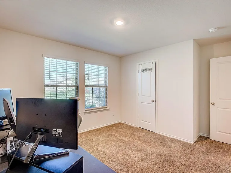 1004 Basswood Ln — Photo 15