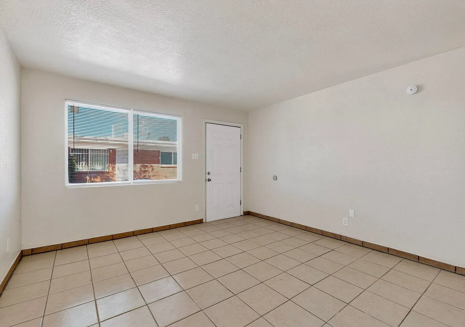 540 Cardenas Dr SE — Photo 3