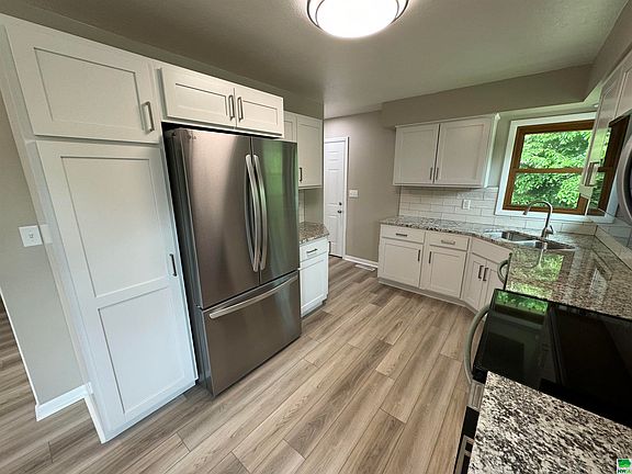 4th image of 4812 Laurel Ave