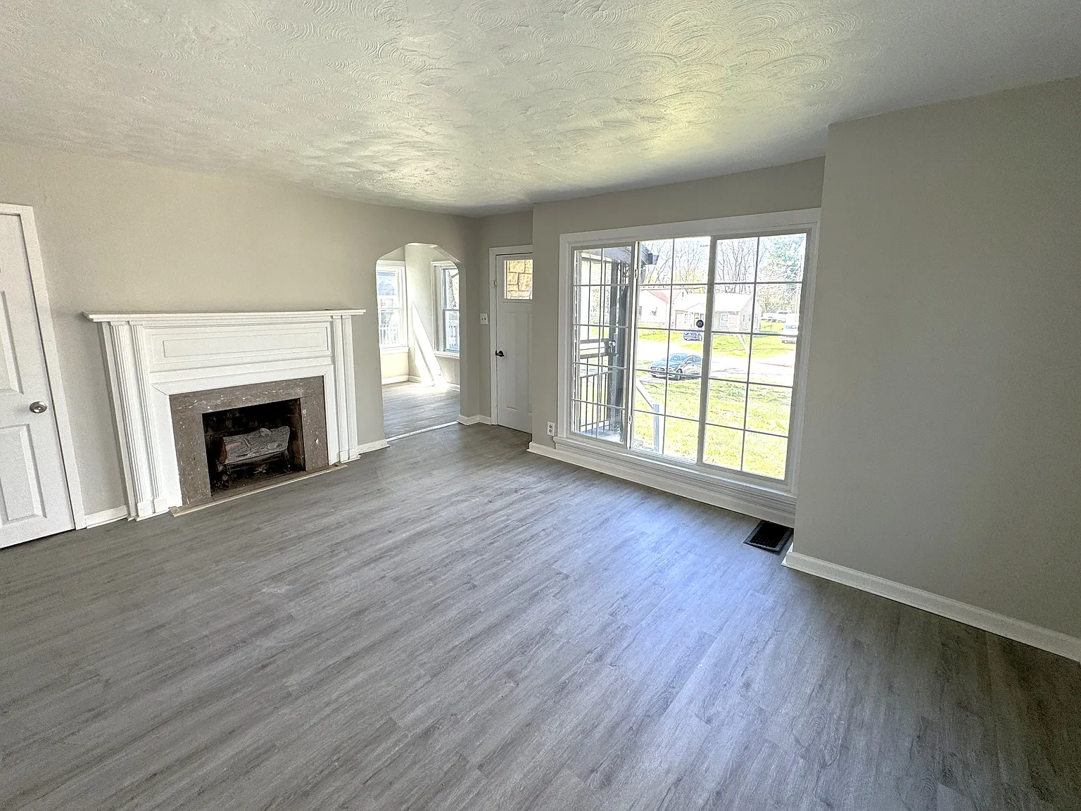 3905 Millersville Dr — Photo 3