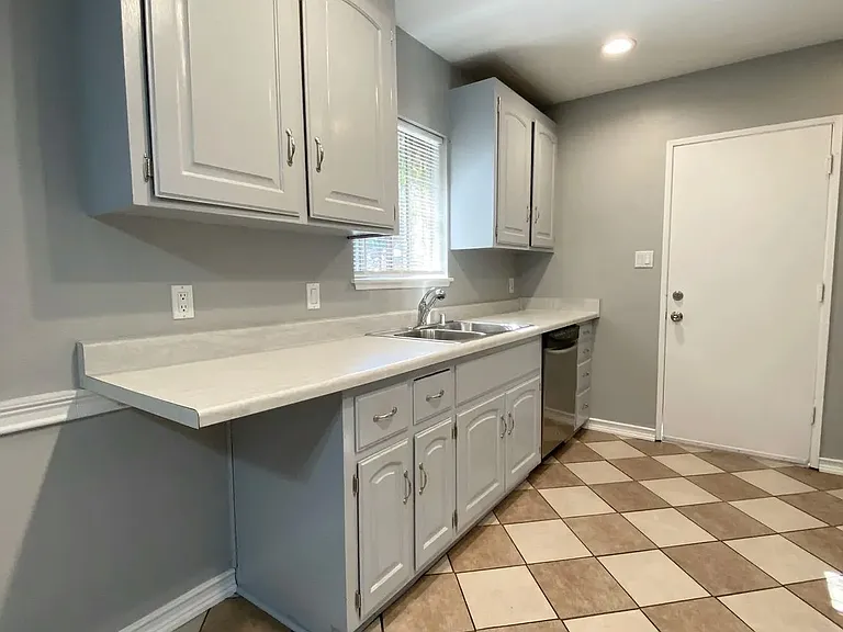 2037 N Lime Ave — Photo 5