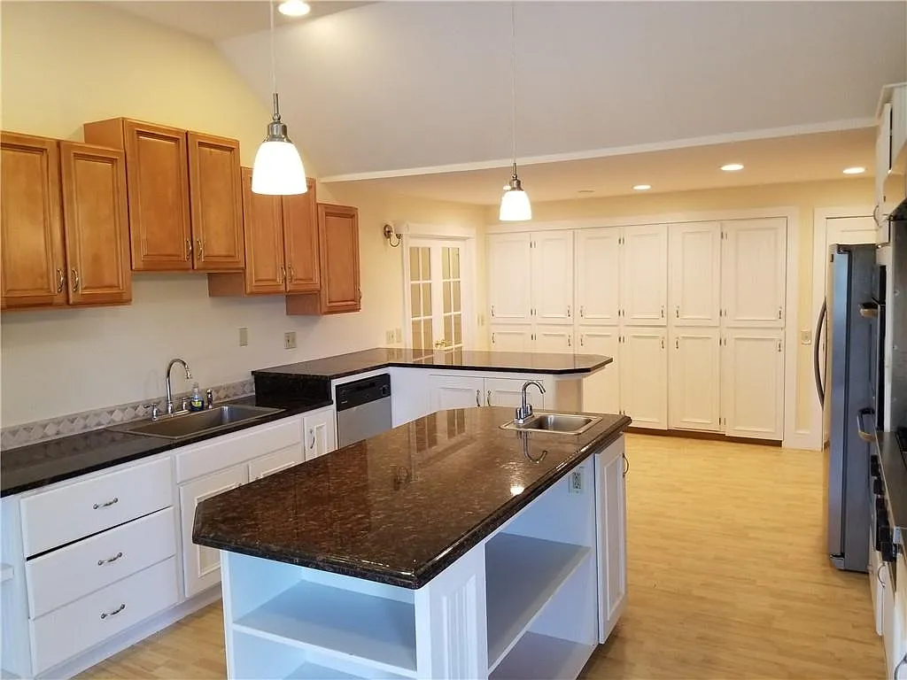 4 bed, 2000 sqft, $3,500 — Photo 3