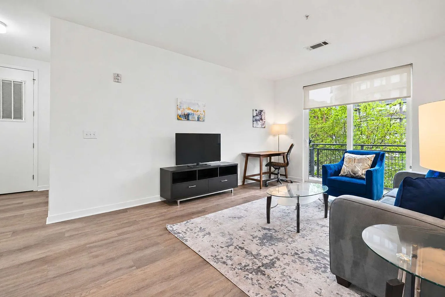 2 bed, 2.0 bath, 1044 sqft, $7,492 — Photo 4
