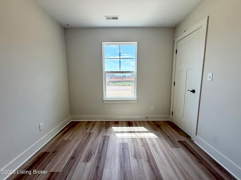 1926 Ernie Ave — Photo 7