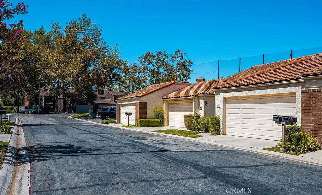 3 bed, 2134 sqft, $4,950 — Photo 2
