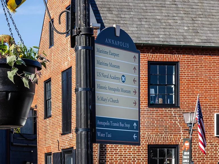 Minutes away from the attractions, restaurants, and shops of downtown historic Annapolis