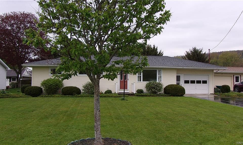 1st image of 11 Crescent Dr