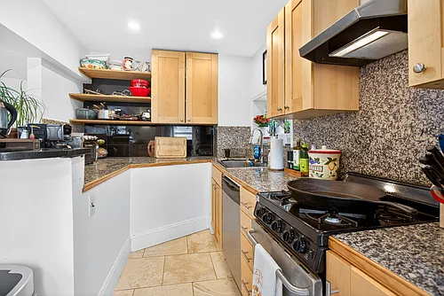 2213 Green St Photo 1
