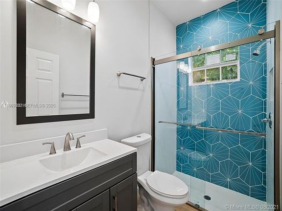 3rd image of 711 N L St #2