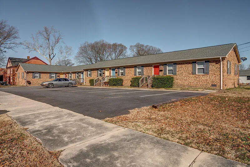 2 bed, 1.0 bath, 670 sqft, $795 — Photo 1