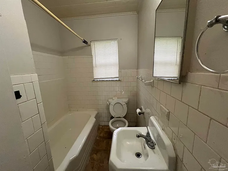 3104 W Gadsden St — Photo 14