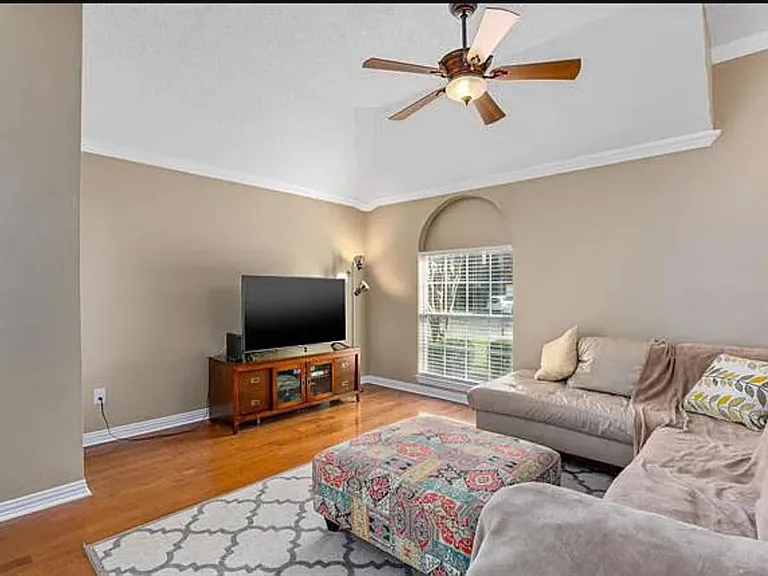 11012 Alexandria Dr — Photo 17
