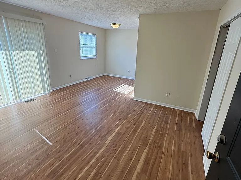 Lawrence Glen Apartments — Photo 18