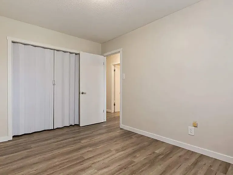 510 Robert St E — Photo 12