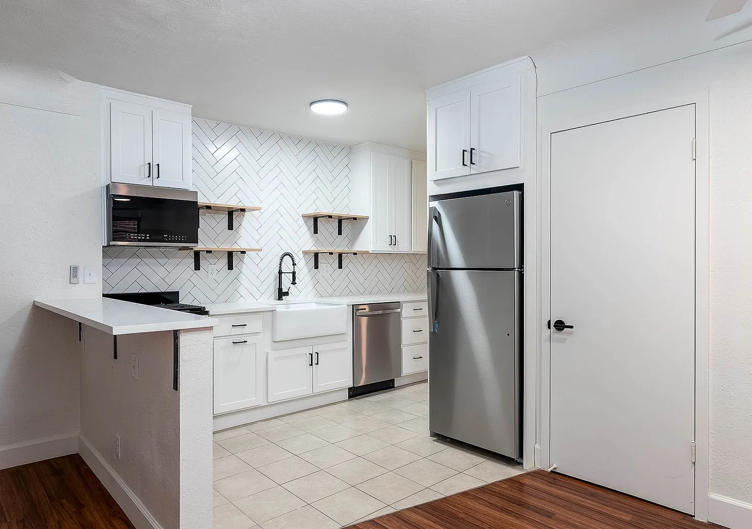 661 N Pearl St — Photo 4