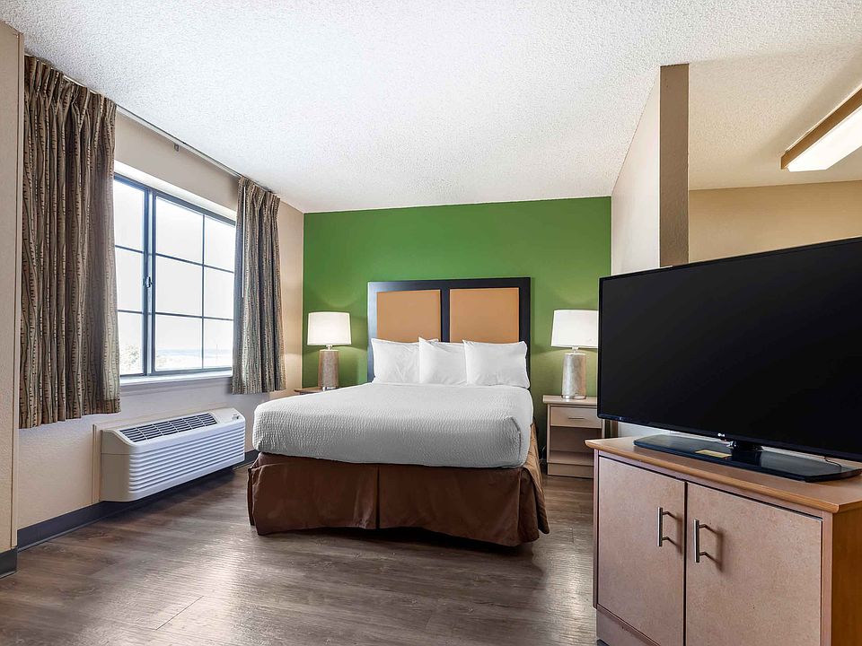 Deluxe Studio - 1 Queen Bed