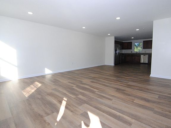 3rd image of 31 Overlook Cir