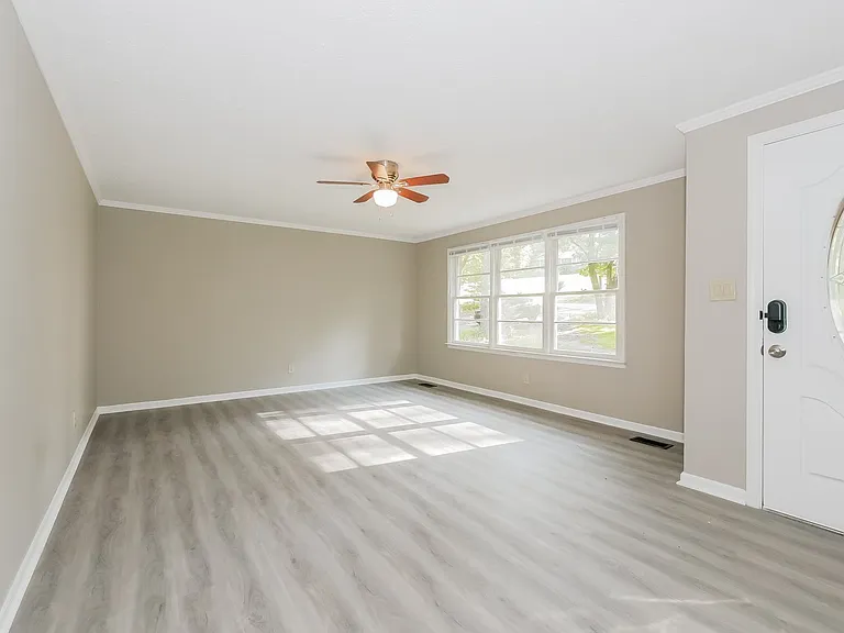 1857792_019_living_room_12933147.jpg