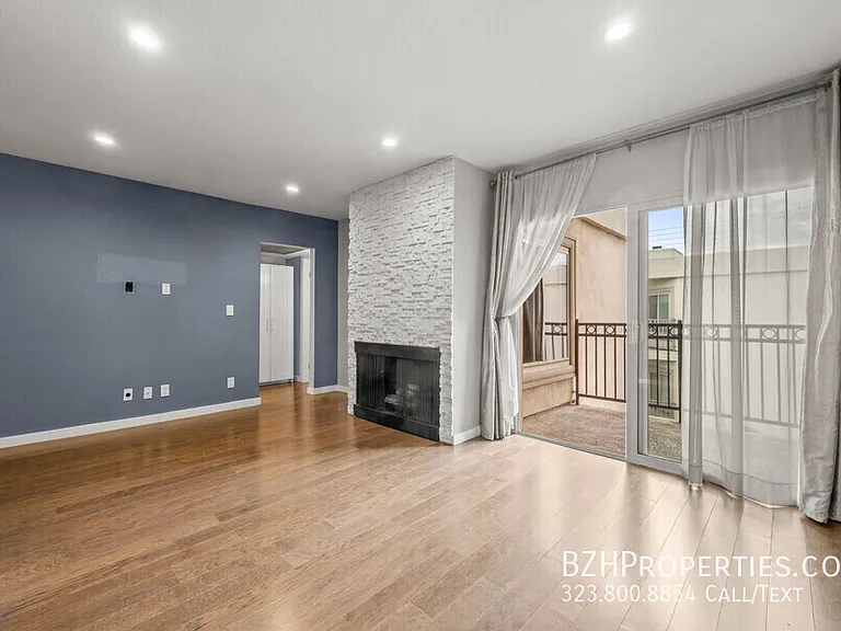 141 S Clark Dr #412A — Photo 3