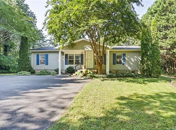3rd image of 138 Blue Heron Ln