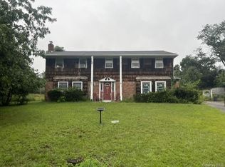 5 Selvia Ct, Coram, NY 11727
