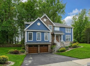 15 Woods Edge Rd, Old Tappan, NJ 07675