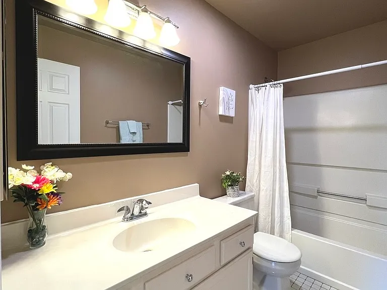 812 Canterbury Ln — Photo 18