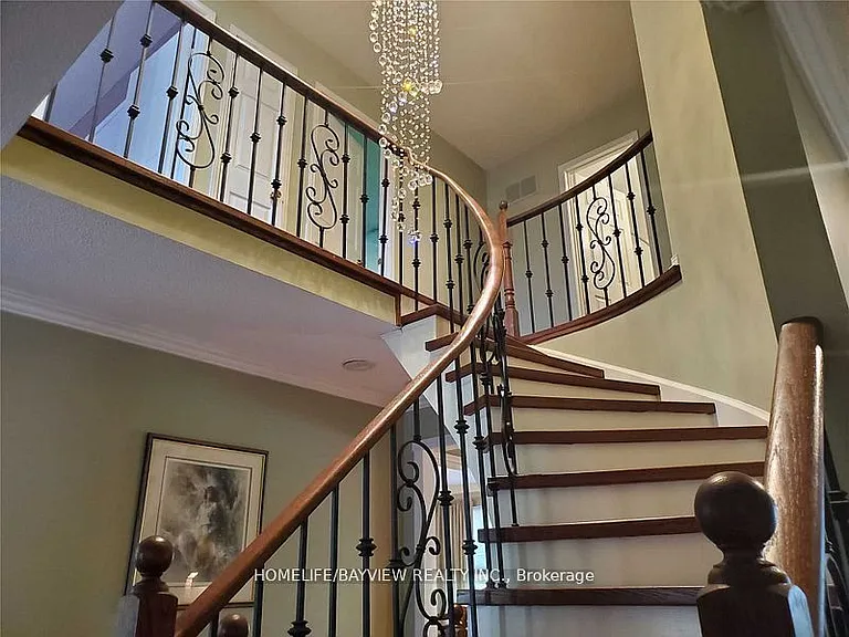 84 Huntington Park Dr W — Photo 7