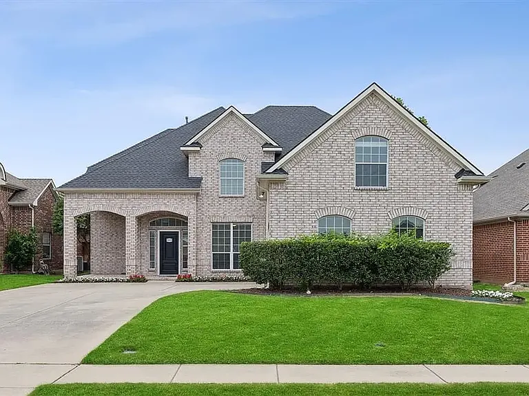 1913 Lawnview Dr — Photo 2
