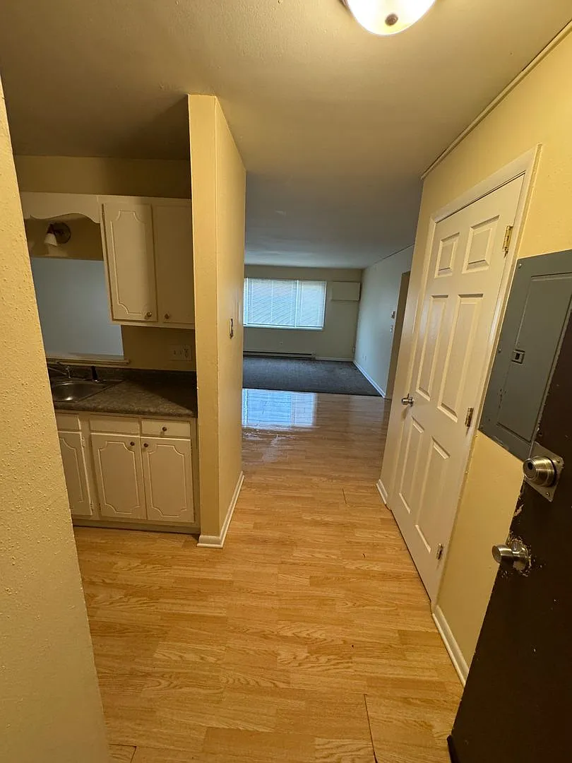 1116 Irving Ave — Photo 3