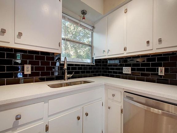 3rd image of 610 1/2 Genard St #B