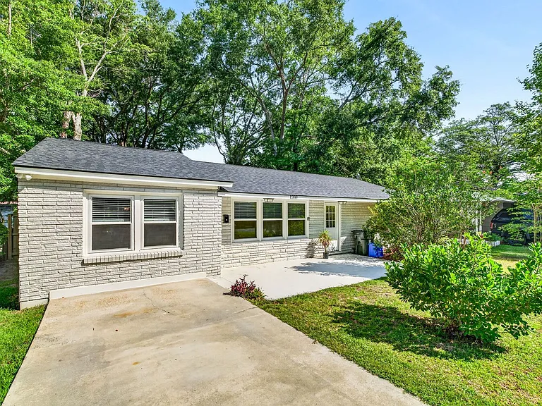 1208 Hawthorne Rd — Photo 1