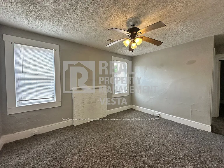 1596 Burton Ave — Photo 4