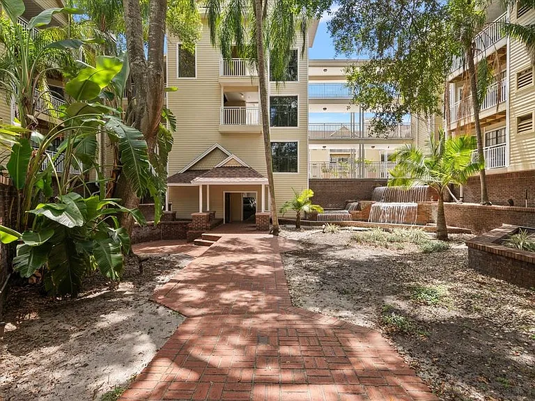 1000 W Horatio St #215 — Photo 27