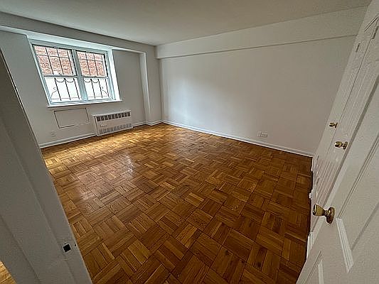 3rd image of 3443 Crescent St APT 1R