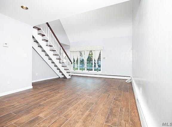 5th image of 20 Hartsdale Ln