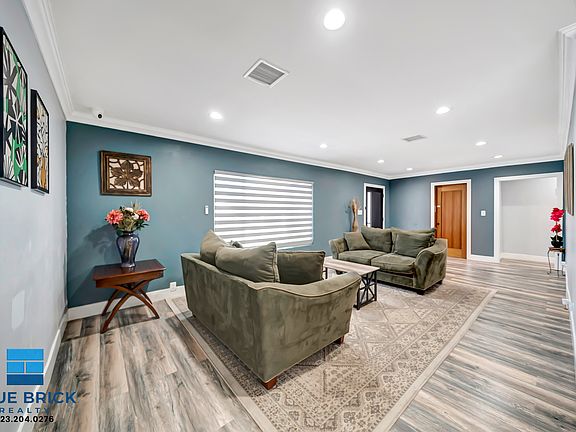 2nd image of 5839 Vanalden Ave