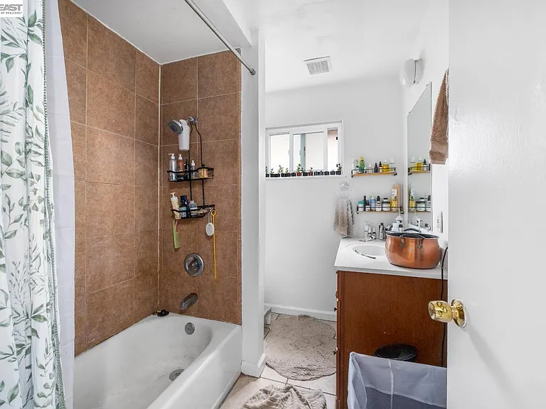 238 San Lorenzo Blvd #5 — Photo 14