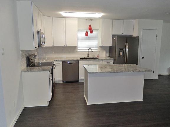 5th image of 407 S Weatherred Dr