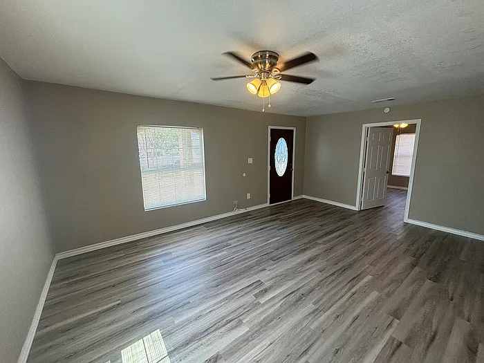 909 College Ave — Photo 6