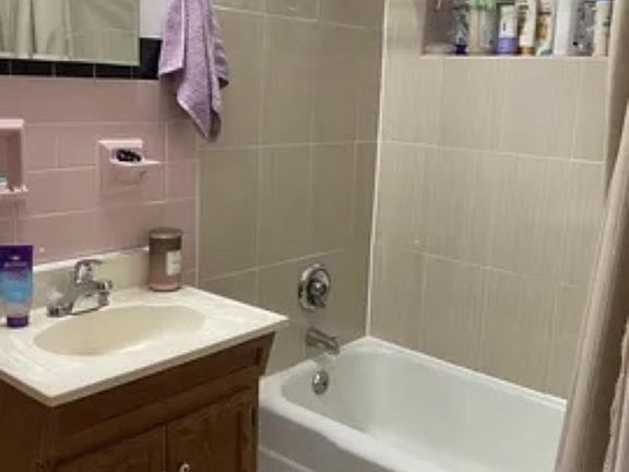 3rd image of 2401 Dunlay Ct APT 4
