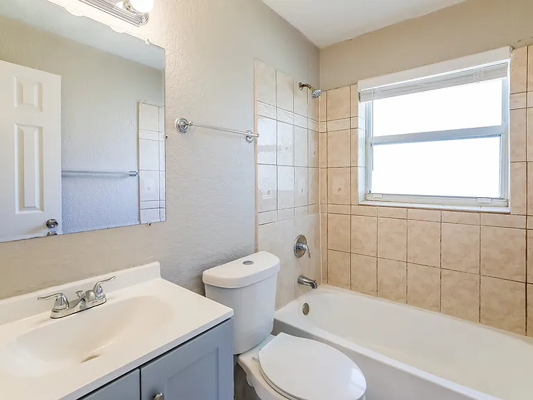 2520 NE 7th Ter — Photo 11