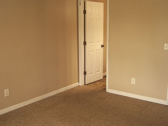 5th image of 138 Leigh Anna Cir