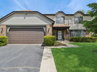 1900 Buckingham Rd, Mundelein, IL 60060