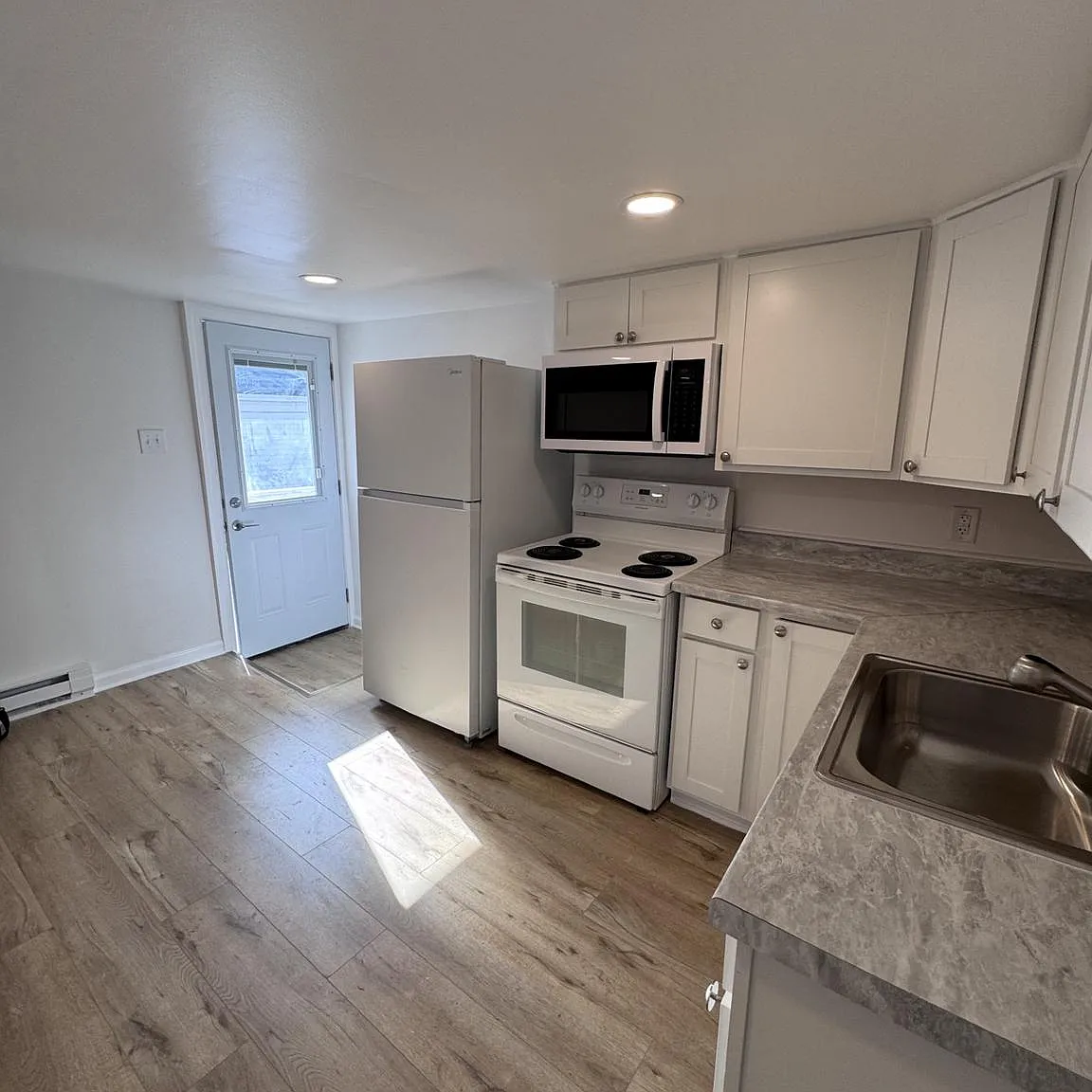 2 bed, 2016 sqft, $950 — Photo 2