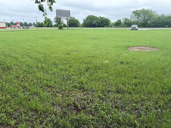 4th image of 1520 Weatherford Hwy