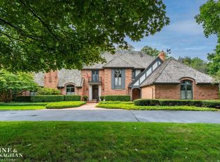 121 Vendome Rd, Grosse Pointe Farms, MI 48236