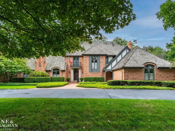 121 Vendome Rd, Grosse Pointe Farms, MI 48236