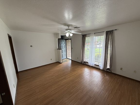 2nd image of 424 N Hillcrest St