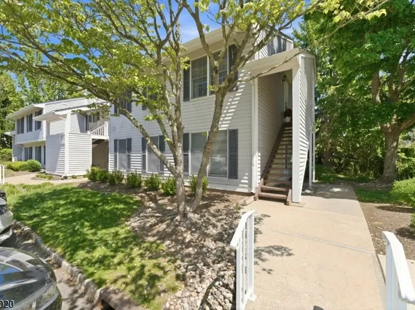 286 Kingbird Ct, Readington Twp., NJ 08887
